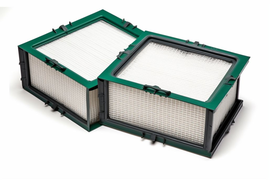 Twee filterelementen met gevouwen filtermedium en een groen afdichtingsframe