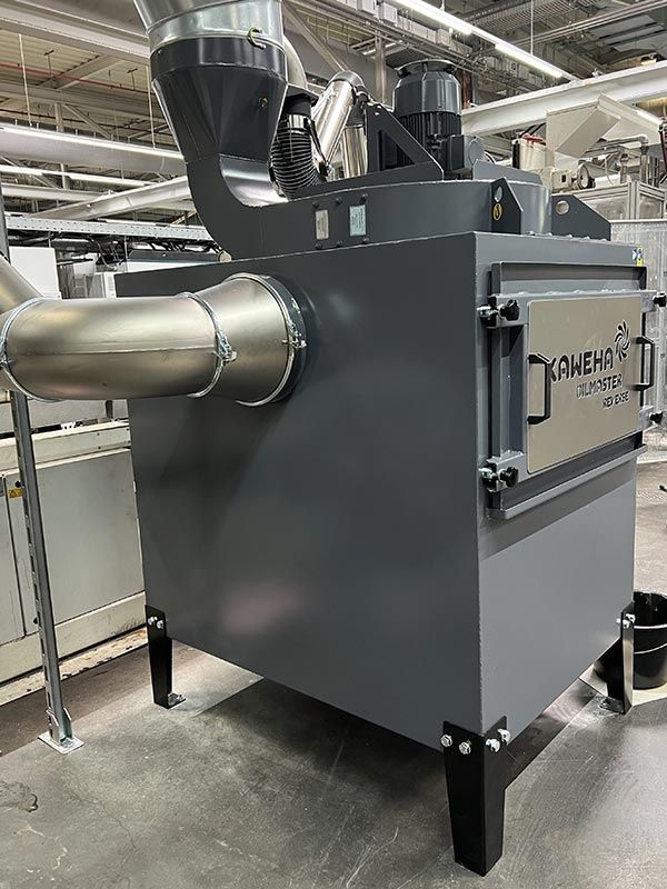 Exhaust system in a production hall, connected to the exhaust system via a pipe on the side