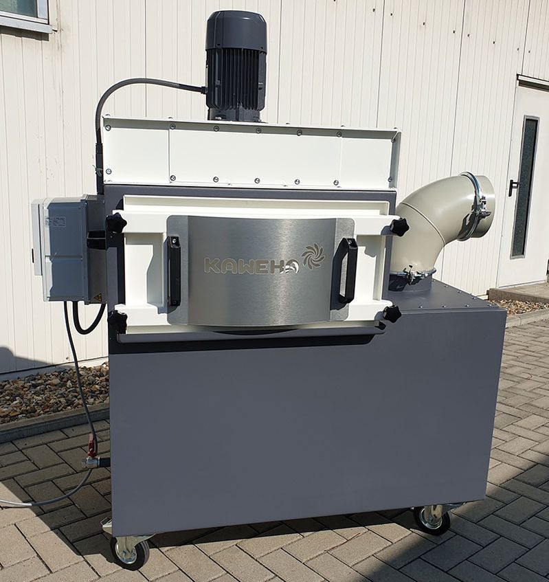Sistema de aspiración sobre ruedas, instalado al aire libre, vista frontal con panel de acero inoxidable y codo de tubería lateral